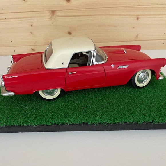 1955 Ford Thunderbird Diecast 1:18 Road Legends Red T-Bird White Removable Top - Picture 1 of 15
